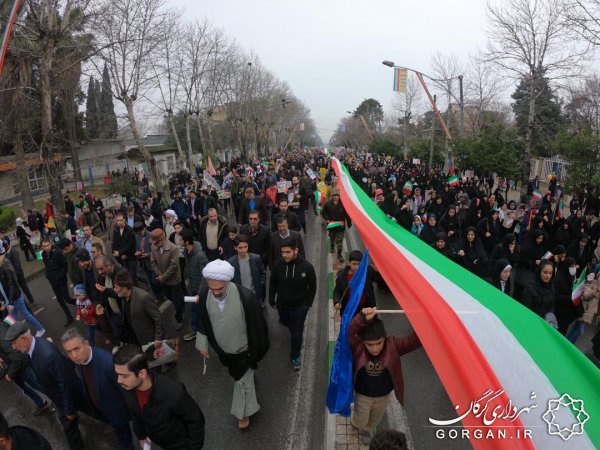 بکارگیری بیش از ۳۰ دستگاه اتوبوس برای جابجایی راهپیمایان گرگانی/ تهیه و استفاده پرچم بیش از ۱۵۰ متری کشور در راهپیمایی
