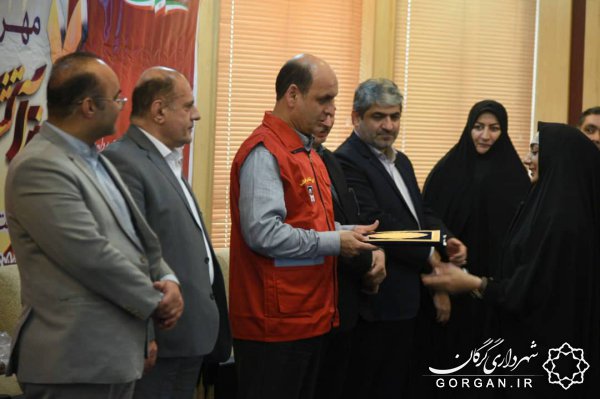 اهداء کارت آتش‌نشان افتخاری به استاندار گلستان